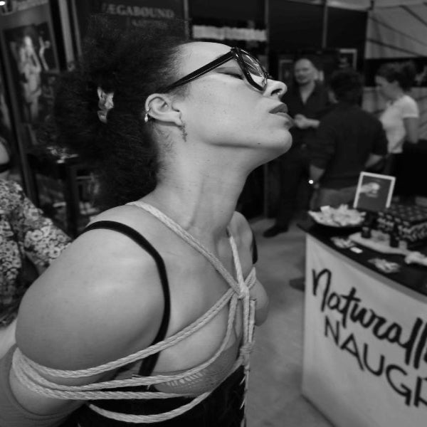 Bondage Show mit Model am Naturally Naughty Stand zur Passion Messe