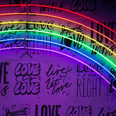Wand mit Love Aufdrucken und Regenbogen LED.