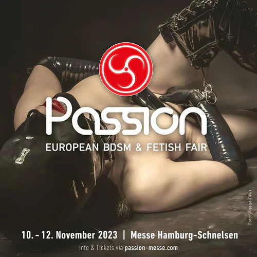 Frau in in sexy Lack-Dessous liegt auf dem Rücken mit einem angewinkelten Bein. In der Mitte das Logo der Passion. Im unteren Bildbereich sind ein Paar Informationen zu der Messe. 